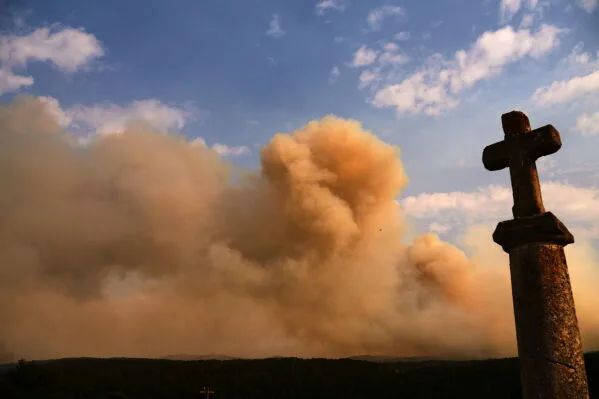 Humo de incendio forestal en Guadalajara, Espana, el 22 de julio de 2026