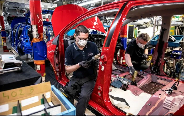 Trabajadores en planta automotriz durante debate de reglas de origen del T-MEC