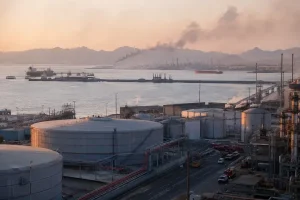 Zona industrial petrolera cercana al mar Rojo con actividad de emergencia a distancia