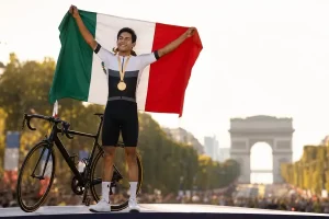 Ciclista mexicano celebra con bandera en escenario de Paris tras el Tour de Francia