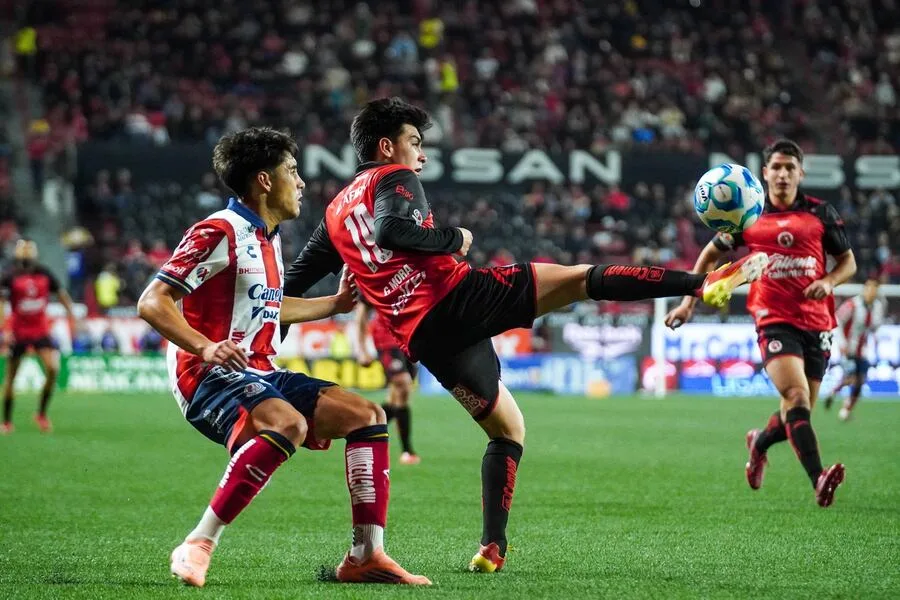 Futbolistas disputan un partido de la Liga MX