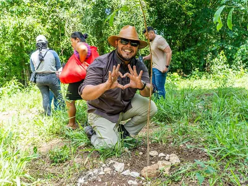 Participantes siembran arboles durante la jornada Que Chiapas Respire en Palenque
