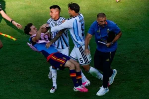 Jugadores de Argentina y Espana forcejean tras la final del Mundial 2026