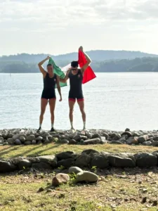 Kenia Lechuga y Alexis López celebran con la bandera mexicana tras ganar oro en doble mixto scull