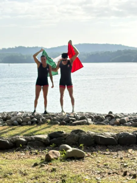 Kenia Lechuga y Alexis López celebran con la bandera mexicana tras ganar oro en doble mixto scull