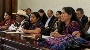 Representantes comunitarios en mesa legislativa sobre lenguas originarias en Chiapas, imagen editorial representativa