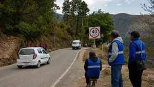 Carretera de montana en Oxchuc con senal de 40 kilometros por hora, imagen editorial representativa