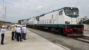 Locomotoras de carga en patio ferroviario del sureste mexicano, imagen editorial representativa