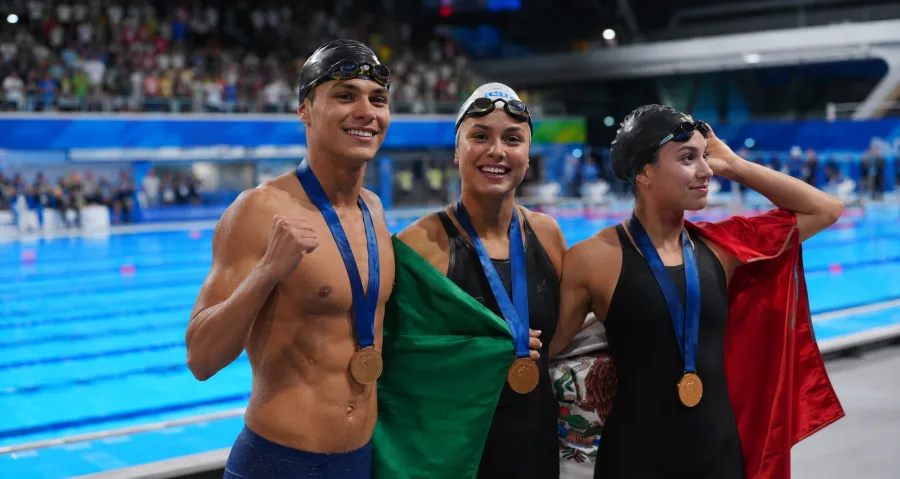 Nadadores mexicanos celebran en alberca de competencia