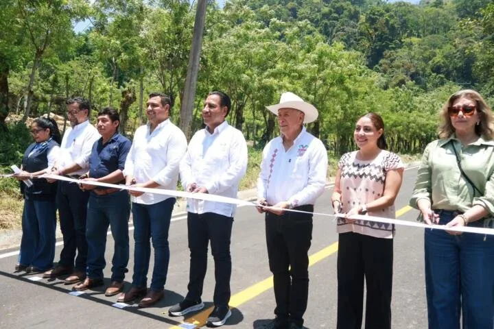 Autoridades estatales y municipales cortan liston en camino rehabilitado durante gira por Solosuchiapa e Ixtapangajoya