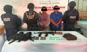 Elementos de seguridad presentan armas aseguradas durante operativo en Chiapas