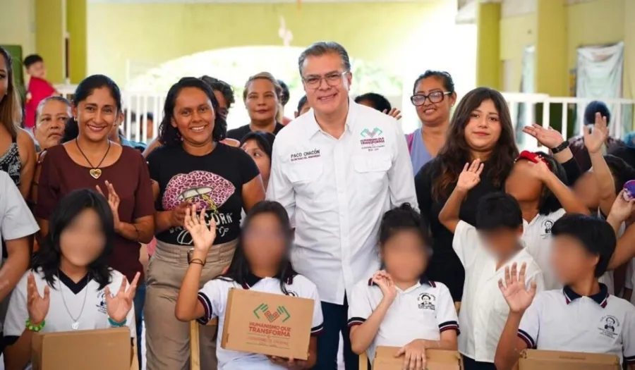 Paco Chacón con estudiantes de primaria durante entrega de calzado deportivo en Tuxtla Gutiérrez