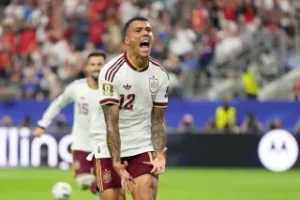 Pedro Porro celebra tras anotar para España ante Francia en la semifinal del Mundial 2026