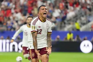 Pedro Porro celebra tras anotar para España ante Francia en la semifinal del Mundial 2026