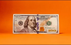 Billetes de dólar y monedas para ilustrar el tipo de cambio del peso mexicano