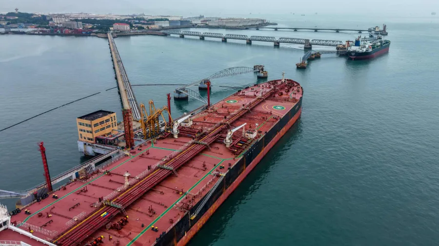 Petroleros en puerto asiático ante alza de precios del crudo por tensiones en Ormuz