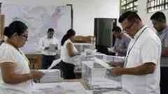 Personal electoral revisa documentos para la eleccion federal en Chiapas