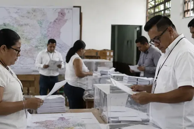 Personal electoral revisa documentos para la eleccion federal en Chiapas