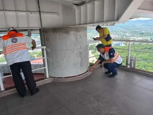 Personal de Proteccion Civil revisa infraestructura tras el sismo en Chiapas