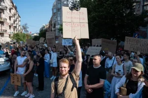 Manifestantes en Kiev protestan contra la salida del ministro de Defensa Mykhailo Fedorov