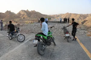 Personas observan un puente destruido en Hormozgan, Iran, durante la escalada con Estados Unidos