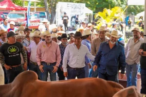 Autoridades y ganaderos durante recorrido en la Feria Ganadera 2026 de Las Margaritas