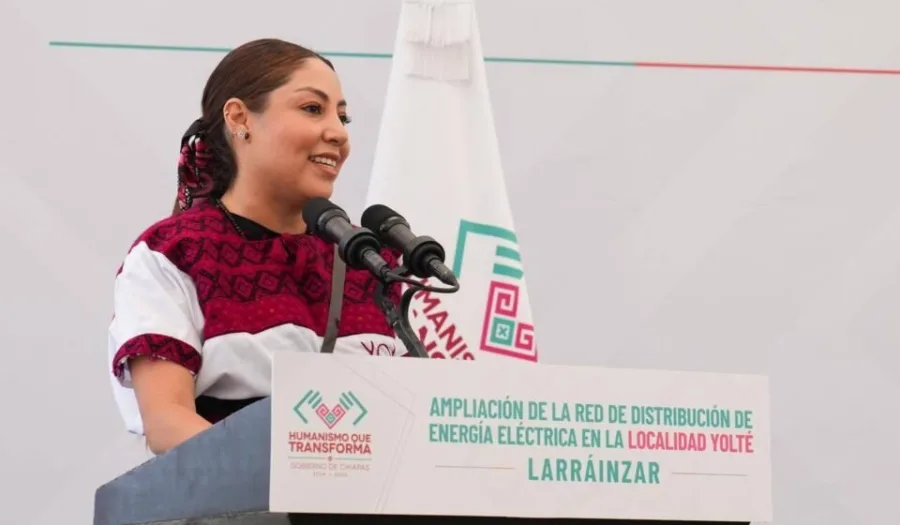Anakaren Gomez Zuart durante la inauguracion de la ampliacion de red electrica en Yolte Larrainzar
