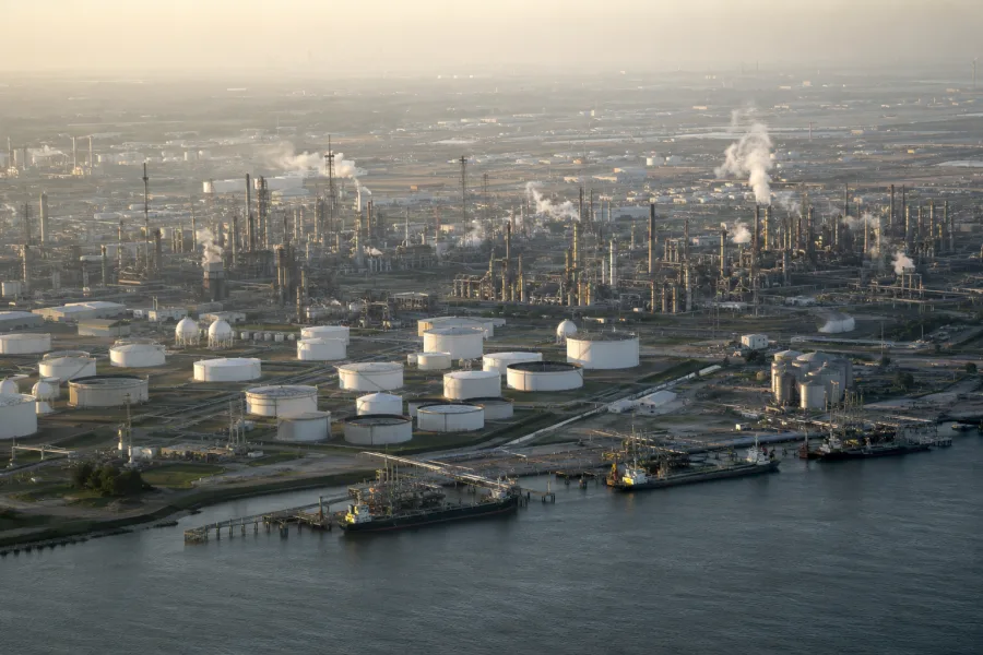 Vista aerea de un complejo de refinacion petrolera