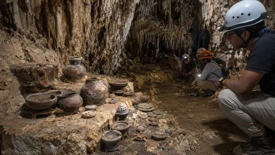 Especialistas registran piezas arqueologicas dentro de una cueva en la zona zoque de Cintalapa