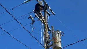Trabajador atiende una instalacion electrica en Tuxtla Gutierrez