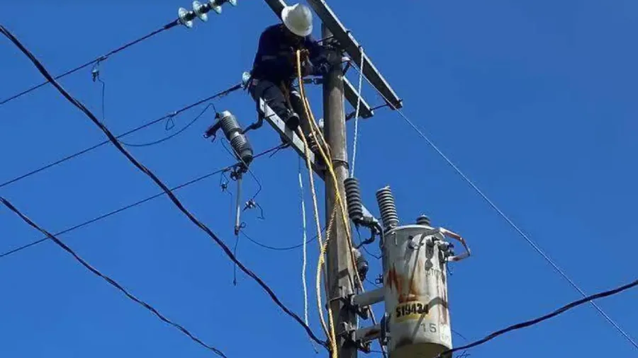 Trabajador atiende una instalacion electrica en Tuxtla Gutierrez