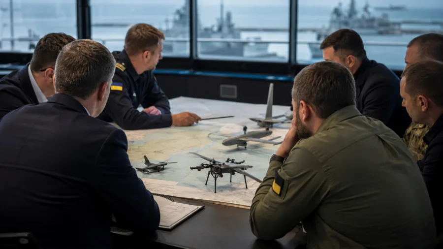 Funcionarios de Reino Unido y Ucrania revisan planes de drones y defensa junto a una base naval