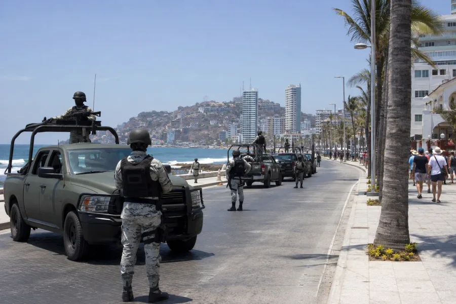 Patrullaje de seguridad en zona costera de Mazatlan