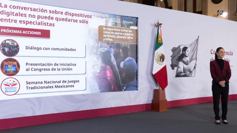 Claudia Sheinbaum durante presentación sobre regulación digital y uso de dispositivos