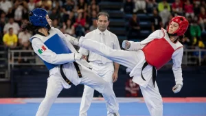 Combate de taekwondo en una arena deportiva durante una competencia regional