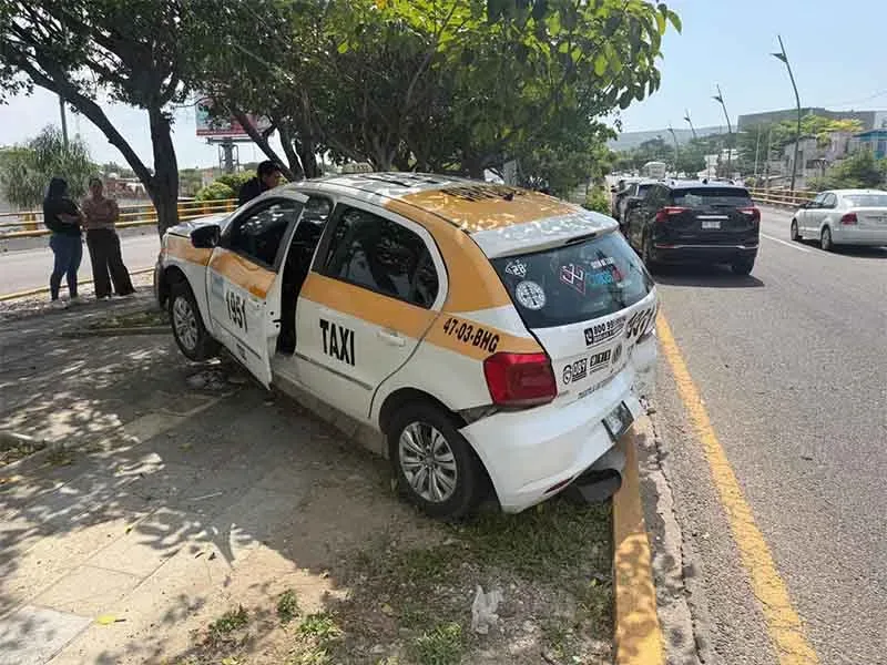Taxi impactado sobre el camellon del Libramiento Norte en Tuxtla Gutierrez