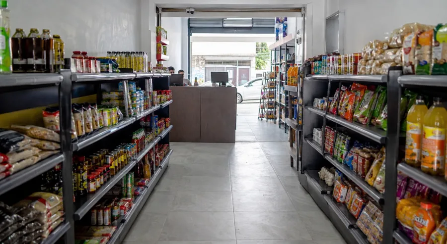 Imagen editorial contextual sin texto ni logotipos sobre apertura de tienda de autoservicio e inversion comercial