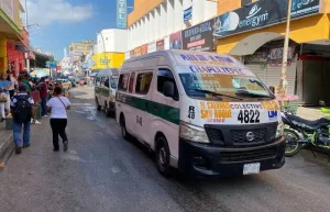 Colectivos de transporte publico circulan en una calle de Tuxtla Gutierrez