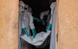Personal sanitario con equipo de protección durante labores por brote de ébola
