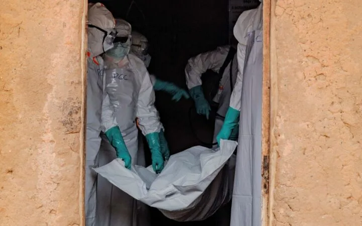 Personal sanitario con equipo de protección durante labores por brote de ébola