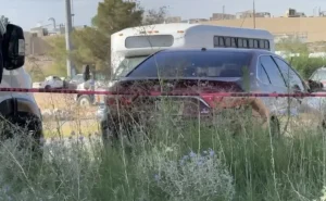 Vehiculo acordonado en Ciudad Juarez durante investigacion por muerte de menor