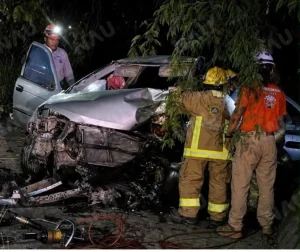 Vehiculo accidentado en el Libramiento Norte de Tuxtla