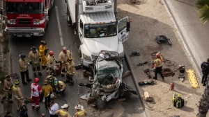 Vehículos circulan por una carretera federal durante afectaciones viales