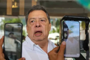 Angel Aguirre Rivero ante medios; imagen relacionada con la nota sobre su vinculación a proceso