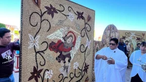 Arco artesanal elaborado con semillas para la festividad de San Agustín en Teopisca
