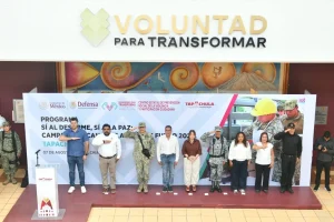 Autoridades durante el arranque de la campana de canje voluntario de armas en Tapachula