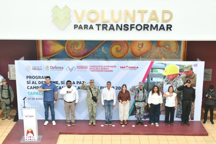 Autoridades durante el arranque de la campana de canje voluntario de armas en Tapachula