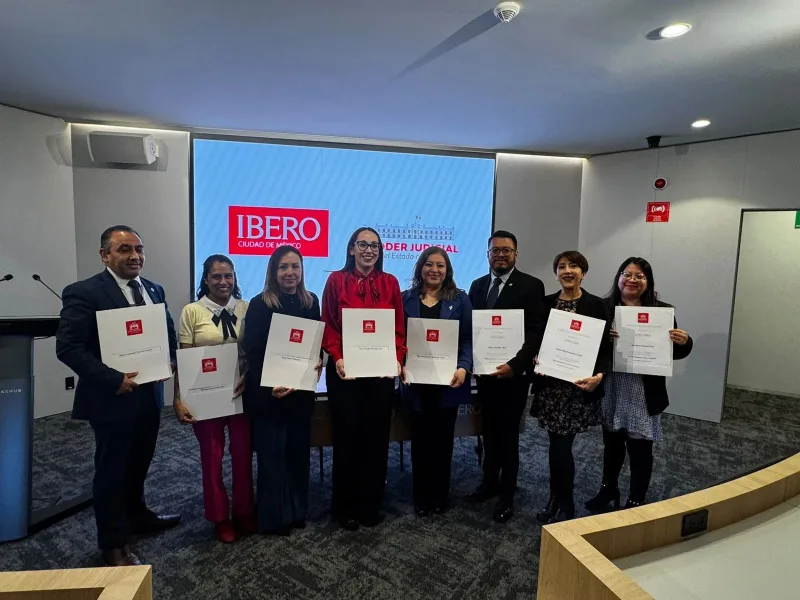 Participantes en la clausura de un diplomado sobre derechos humanos y acceso a la justicia