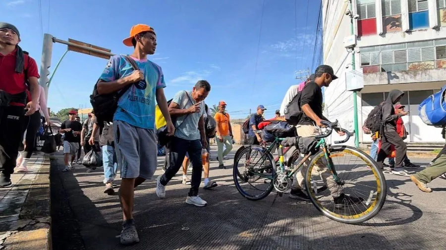Personas migrantes en caravana por la costa de Chiapas