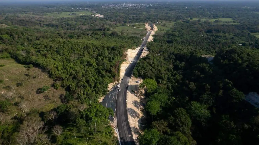 Trabajos de construcción de la Carretera de las Culturas Mayas en Chiapas